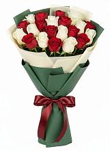 Букет Микс из красных и белых роз в Давыдково