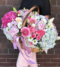 Композиция солнечный день в Давыдково Цветочная композиция из Розы, Хризантемы, Пионы и Лизиантусы в корзине в Давыдково