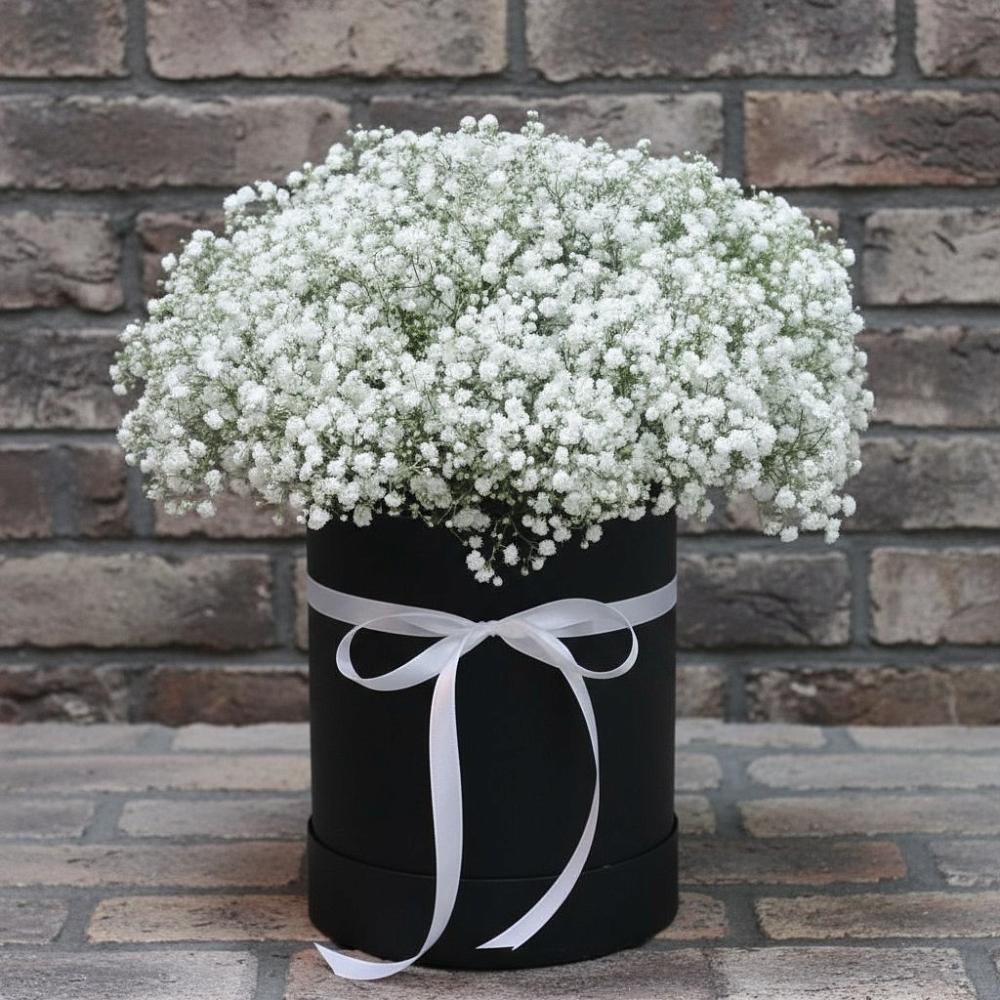 Цветочная композиция из Гипсофила в шляпной коробке в Давыдково