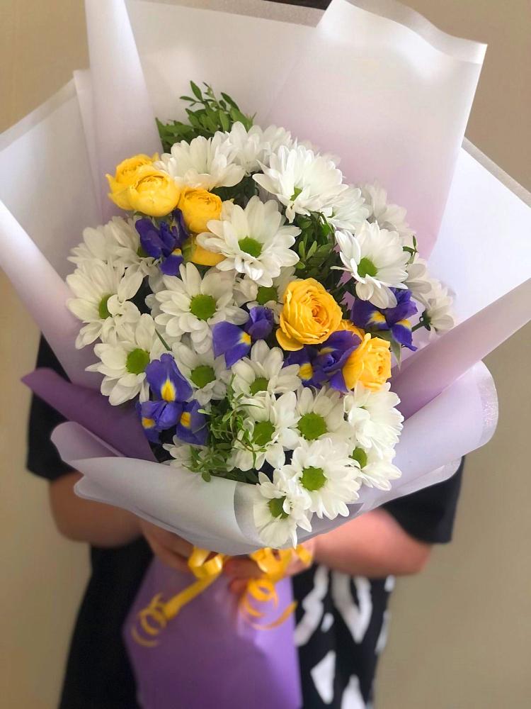 Букет цветов из: Ирисы, Хризантемы и Розы в Давыдково