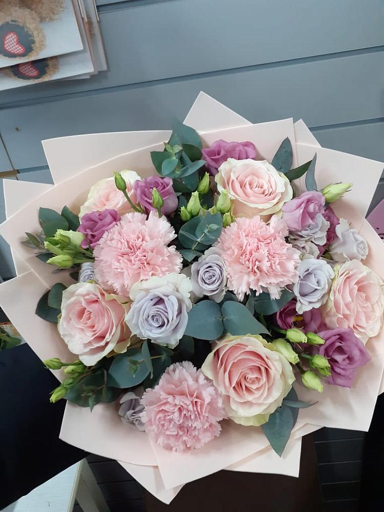 Букет цветов из: Розы, Гвоздики и Лизиантусы в Давыдково